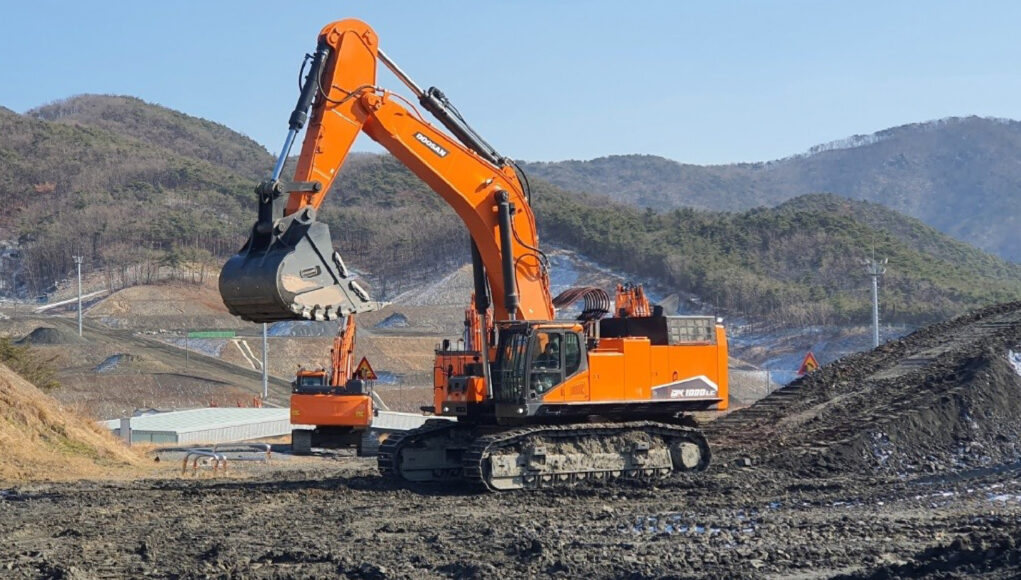 Doosan si avvicina agli escavatori idraulici della classe mineraria con il lancio del DX1000LC-7 da 100 t DoosanDX1000-01-1021x580